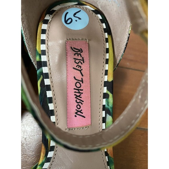 Betsey Johnson Lemon Printed Block Heals Sz.6.5 - Picture 7 of 8